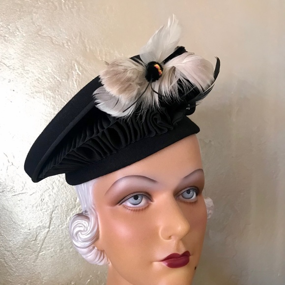 CHIC 1940s BLACK FELT HAT WITH INTRICATE GROSGRAIN AND BUTTERFLY FEATHER TRIM